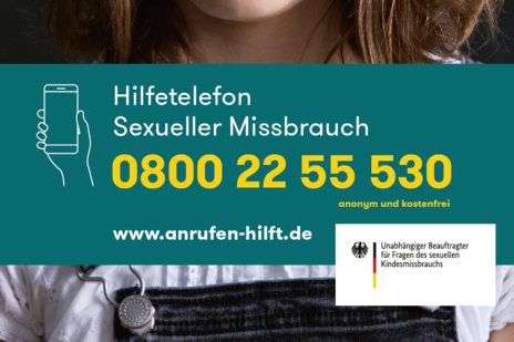 Hilfetelefon Sexueller Missbrauch 0800 22 55 530 anonym und kostenfrei | www.anrufen-hilft.de, dahinter Logo des Unabhängigen Beauftragten für Fragen des sexuellen Kindesmissbrauchs